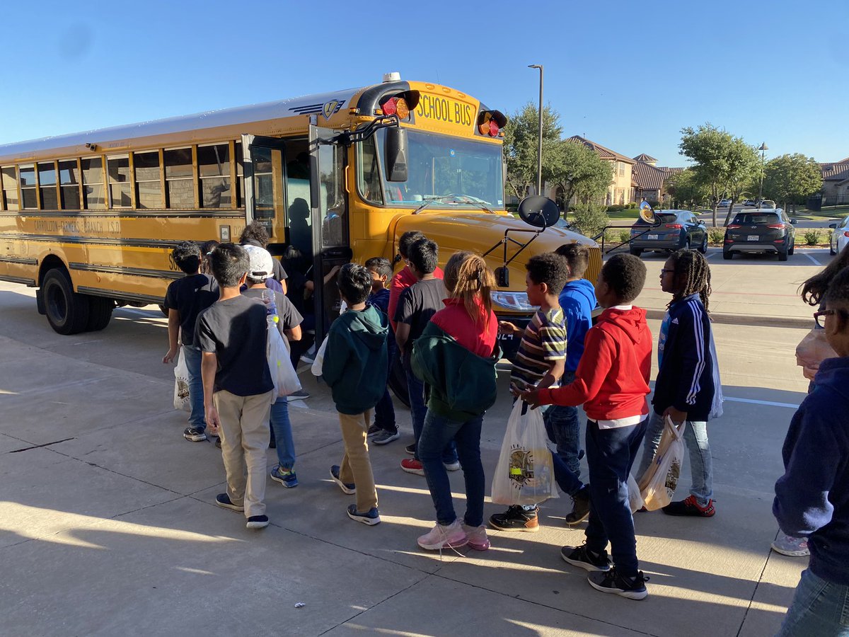 MrsDuranLAV's tweet photo. On our way! @LAV4thGrade @LaVillitaElem @CFB_OLC https://t.co/aTF9xV4Ywp