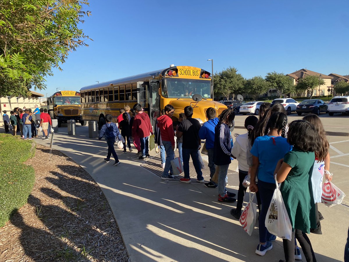 MrsDuranLAV's tweet photo. On our way! @LAV4thGrade @LaVillitaElem @CFB_OLC https://t.co/aTF9xV4Ywp