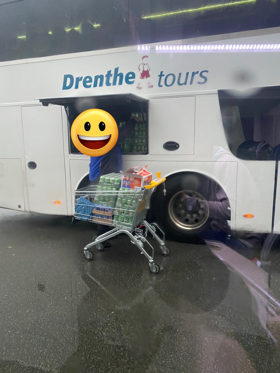 jorngrunn's tweet photo. Nadat de bussen beide een rondje van de zaak deden rond de borg zitten we nu in een ijskoude Drenthe tours bus met te weinig zitplekken. Kortom de perfecte cocktail voor een mooie voetbal avond. Maar er is genoeg bier, dat is voor het eerst en maakt veel goed!!!#graGRO #buscombi https://t.co/ErRdN81sfA