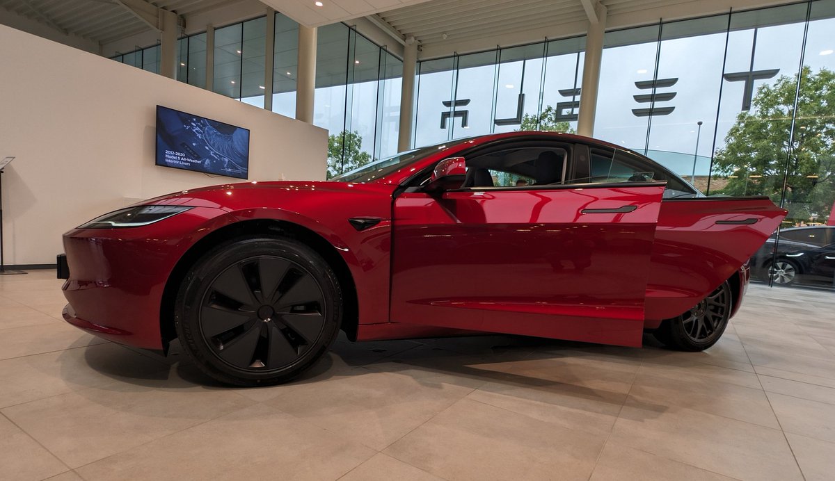 TeslaNieuws_'s tweet photo. This beauty π just entered the showroom at @Tesla Brugge !
Be welcome and enjoy the upgraded version of the Model 3
#Tesla #UpgradedModel3 #UltraRed
#TeslaEurope @TeslaEurope
πΈ : @LucWaterlot /@TeslaNieuws_ https://t.co/Q0z4oQpEfZ