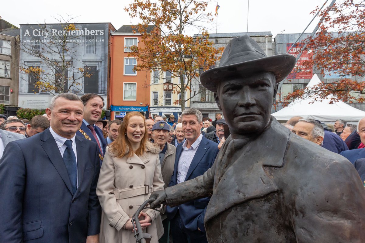 corkcitycouncil's tweet photo. The Big Fella has arrived!

This afternoon, the Lord Mayor of Cork, @cllrkmac  along with Cork sporting greats Rena Buckley, Jimmy Barry Murphy, and Ronan O'Gara unveiled the new Michael Collins statue located on the Grand Parade. https://t.co/46NBjpfcPW