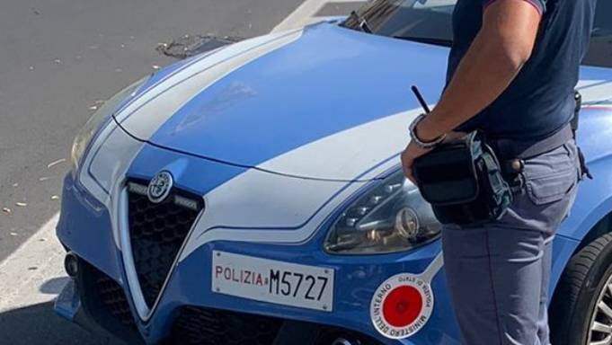 Catania: la folla contro i poliziotti, agente si becca un colpo in faccia
Far west in viale Tirreno: residenti cercano di aiutare uno scooterista che non si era fermato all'alt
lasiciliaweb.it/2023/10/catani…