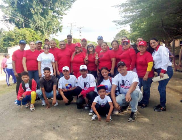 El pueblo de la comunidad Ciénega Lejos del Mncpio Tocópero, junto a sus estructuras de bases para ratificar su respaldo al líder de la Revolución Bolivariana, alzar su voz contra el Bloqueo y respaldar todas las acciones que se vienen tomando para defender nuestro Esequibo