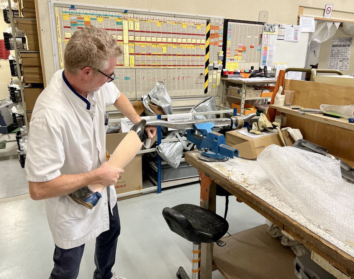 AlexMartin33000's tweet photo. Découverte passionnante de la fabrication de prothèses chez #Proteor avec Génération Avant-Garde, fonds de dotation qui œuvre au quotidien pour accompagner des personnes amputées dans leur reconstruction et leur permettre de pratiquer à nouveau un sport. Merci pour nos échanges ! https://t.co/68sZlTP3tI