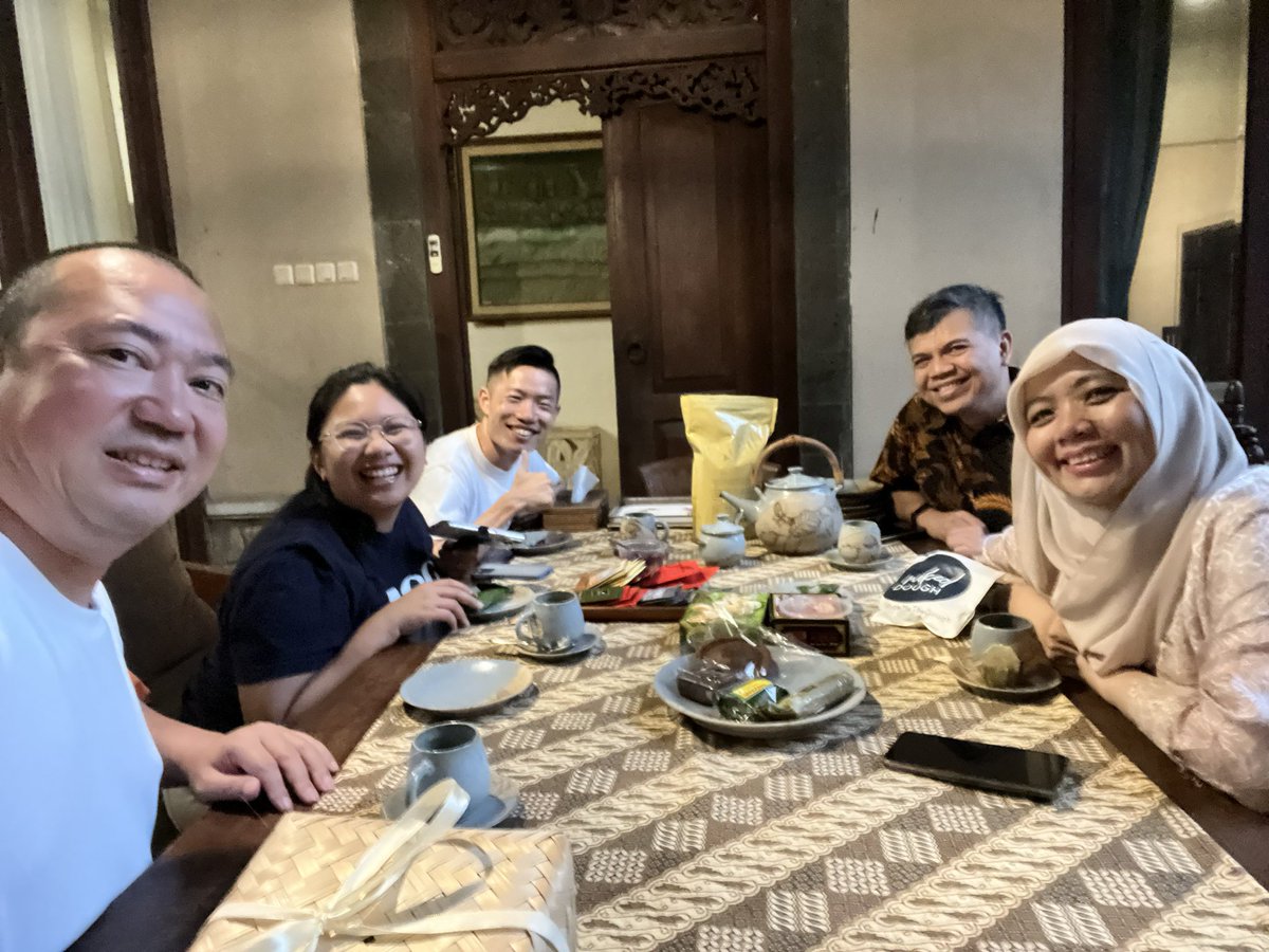 最終日の夜は投資先経営者の家にもう一社も集まって夜ごはん。
計6社の投資先を引き合わせたり会いに行ったりのシンガポール・ジャカルタ出張は充実して良かった。
少し寝て日本へ。
明日は愛犬の誕生日！