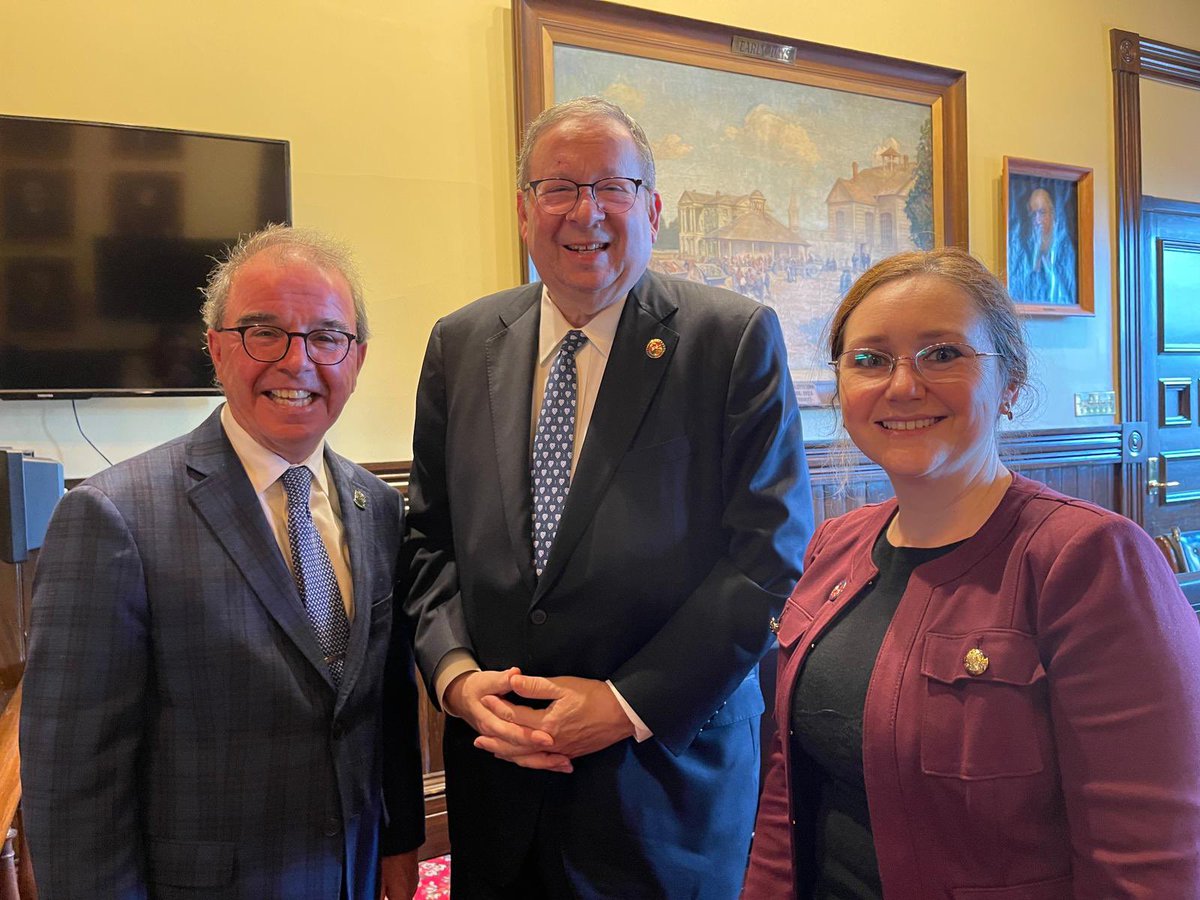 I had a great meeting with US Ambassador to Canada, David Cohen and US Consul General Lyra S. Carr. We covered the challenges and opportunities cities face dealing with mental health issues, drug addiction crisises, as well as Charlottetown’s commitment to combat climate change.