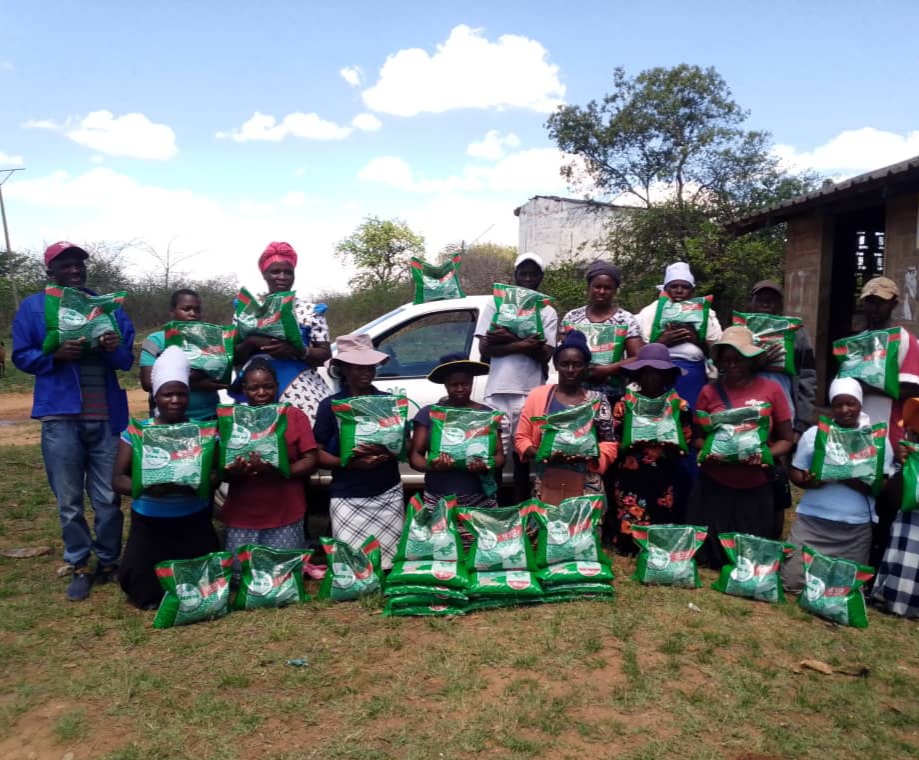 SNVZimbabwe's tweet photo. Raring to go: Today in ward 17 of Masvingo District, SeedCo delivered Nyuchi Appiary group's 58 by 5kg packs of SC555 Maize seed free of transport charge. Under the @WFP_Zimbabwe, @theGCF  &amp; @SwissDevCoop  supported ICRM project the talk of the season is group input procurement. https://t.co/CPImAgFzQ4
