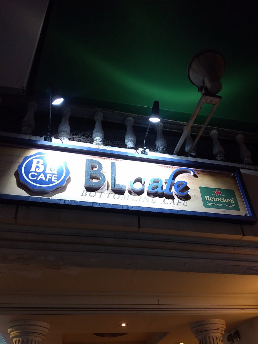 Yositosi_Uncle's tweet photo. 足立佳奈ちゃんのライブで上手中程を陣取りましたが
ステージの高さが20cmしか無く下手ピアノの宗本さんを
ほぼ見ることなく終わってしまいました😅
そんな中、佳奈ちゃんのキーボードの弾き語りは
心にしみてとても良かったです😍
で、岐阜のライブは下手の席を狙う予定です😄
#足立佳奈 #BLcafe https://t.co/BpjWXw7aIN