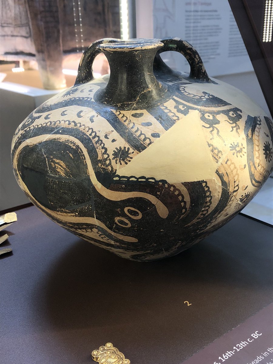 Happy Friday! Enjoy these ancient octopus vases from Athens and Thebes! <a href="/Sarah404BC/">Sarah</a> <a href="/StahsClassics/">STAHSClassics</a>