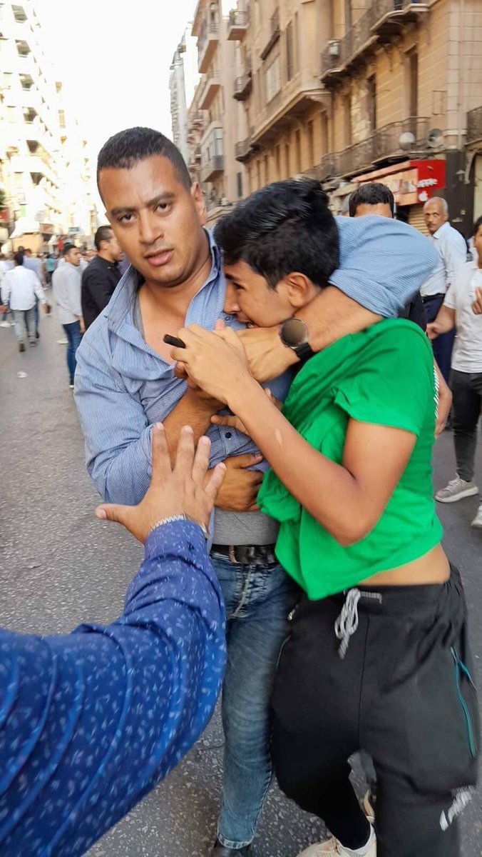 الأمن المصري و هو بيفرد عضلاته عالشباب الصغير عشان خرجوا برة النص اللي كانوا عايزينه و دعم فلسطين و العيش و الحرية والعدالة الاجتماعية
