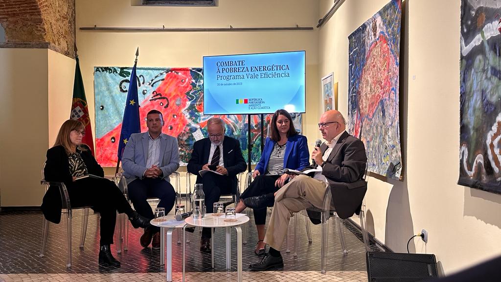 🏘️🌡️Foi hoje apresentada a 2ª Fase do Programa #ValeEficiência. O PVE tem como objetivo contribuir para o combate à #pobrezaenergética, através da atribuição de um ou mais #valeseficiência a famílias #economicamentevulneráveis.

Mais informação em: bit.ly/3ty8l5q

#PRR