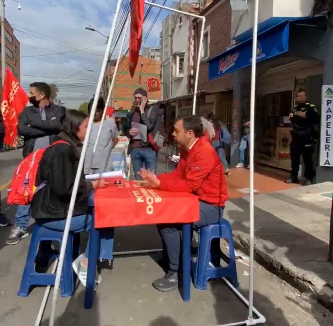 JDCastellanosO's tweet photo. ¿Qué tipo de alcalde quieres para Bogotá? 
Mismo día, misma hora. https://t.co/umafXU5Q0T