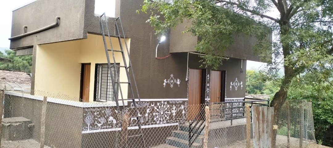 jayotibanerjee's tweet photo. These Forest Guards Quarters in remote Melghats are built by DCF @SolankeSumant
#MelghatTigerReserve is trying to promote #TribalPaintings on Forest Buildings as part of our #Korku Heritage &amp; Aesthetics 
It gives livelihood for local #MelghatArtisans too
Hope this idea picks on.. https://t.co/Fv57e3LSa1