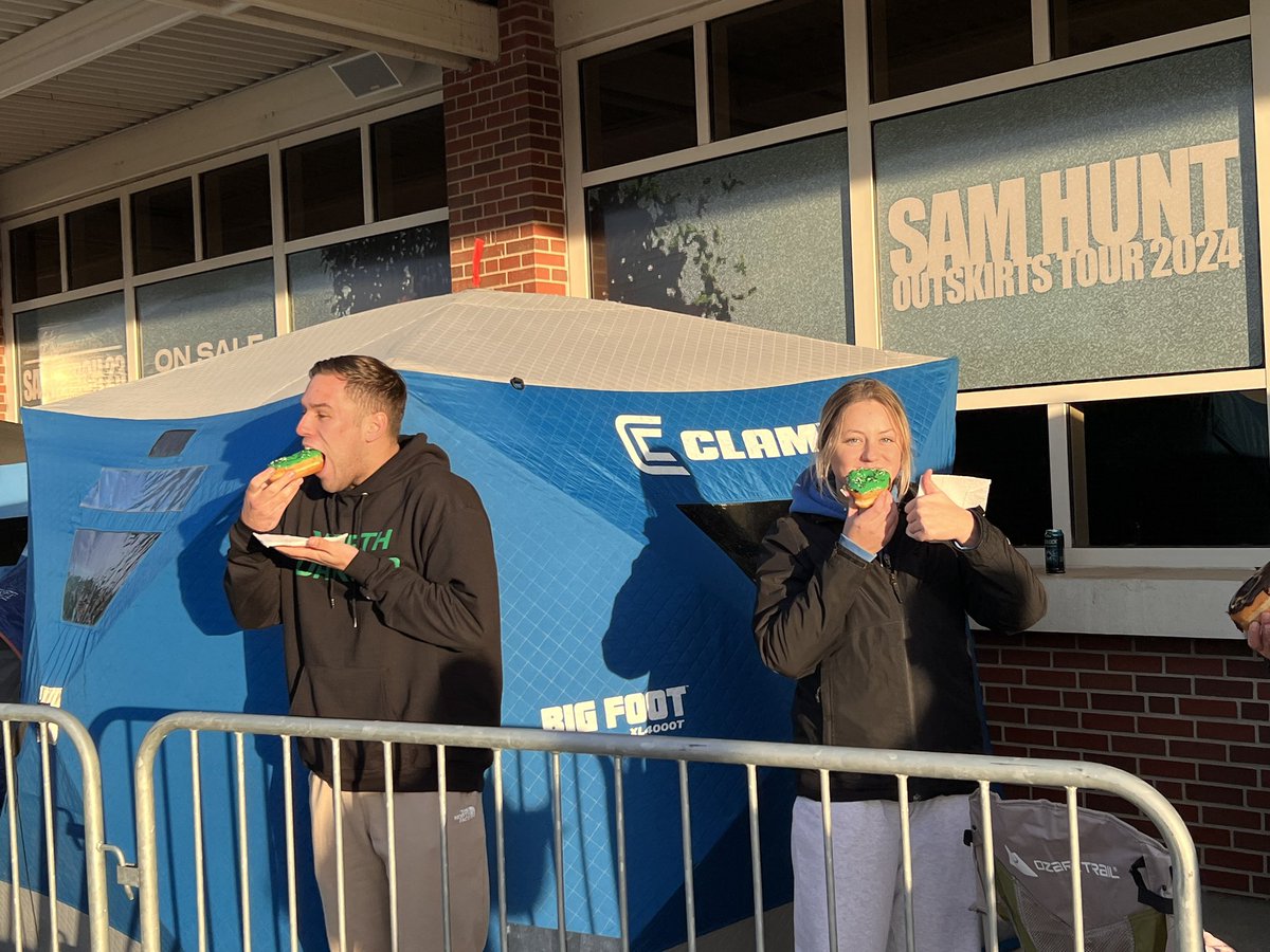 TheREA's tweet photo. The tradition continues. Students waiting in line this morning for tonight’s North Dakota/Minnesota game were treated to coffee and donuts from @HugosMarket. They even brought #greenout donuts! Thanks Hugo’s! https://t.co/SA5O9neFTm