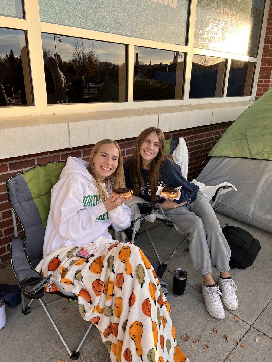 TheREA's tweet photo. The tradition continues. Students waiting in line this morning for tonight’s North Dakota/Minnesota game were treated to coffee and donuts from @HugosMarket. They even brought #greenout donuts! Thanks Hugo’s! https://t.co/SA5O9neFTm