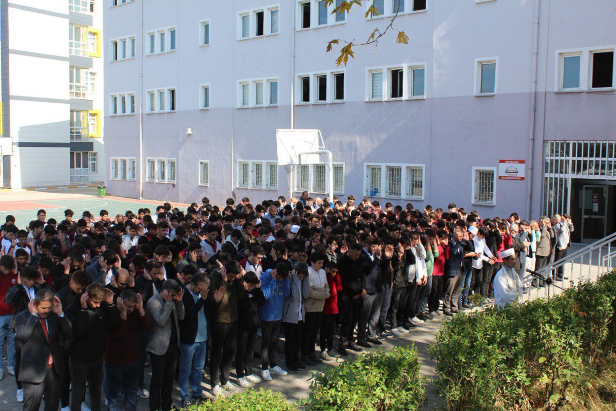Yüreklerimiz Gazze İçin Atıyor

Gazze’de İsrail’in zulmüne maruz kalıp şehit olan kardeşlerimiz için okulumuzda gıyabi cenaze namazı kıldık; zulmün son bulması, Kudüs’ün yeniden İslam olması için dua ettik. <a href="/tokatmem/">Tokat İl Milli Eğitim Müdürlüğü</a> <a href="/ahmetozdemirmem/">Ahmet Özdemir</a> <a href="/meb_dinogretimi/">MEB Din Öğretimi Genel Müdürlüğü</a> <a href="/D_Sezgin0571/">Durmuş SEZGİN</a> <a href="/erbaamem/">Erbaa İlçe Millî Eğitim Müdürlüğü</a>