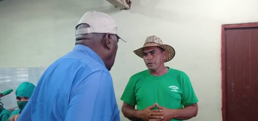 SalvadorValdesM's tweet photo. Continuamos este viernes en visita de Gobierno a #Holguín, donde recorrimos las tierras del productor agropecuario Yunio Fajardo, quien ha puesto en marcha una mini industria y un espejo de agua con unos 78 000 peces  de diferentes especies listos para la comercialización. https://t.co/EB46yFAhIB