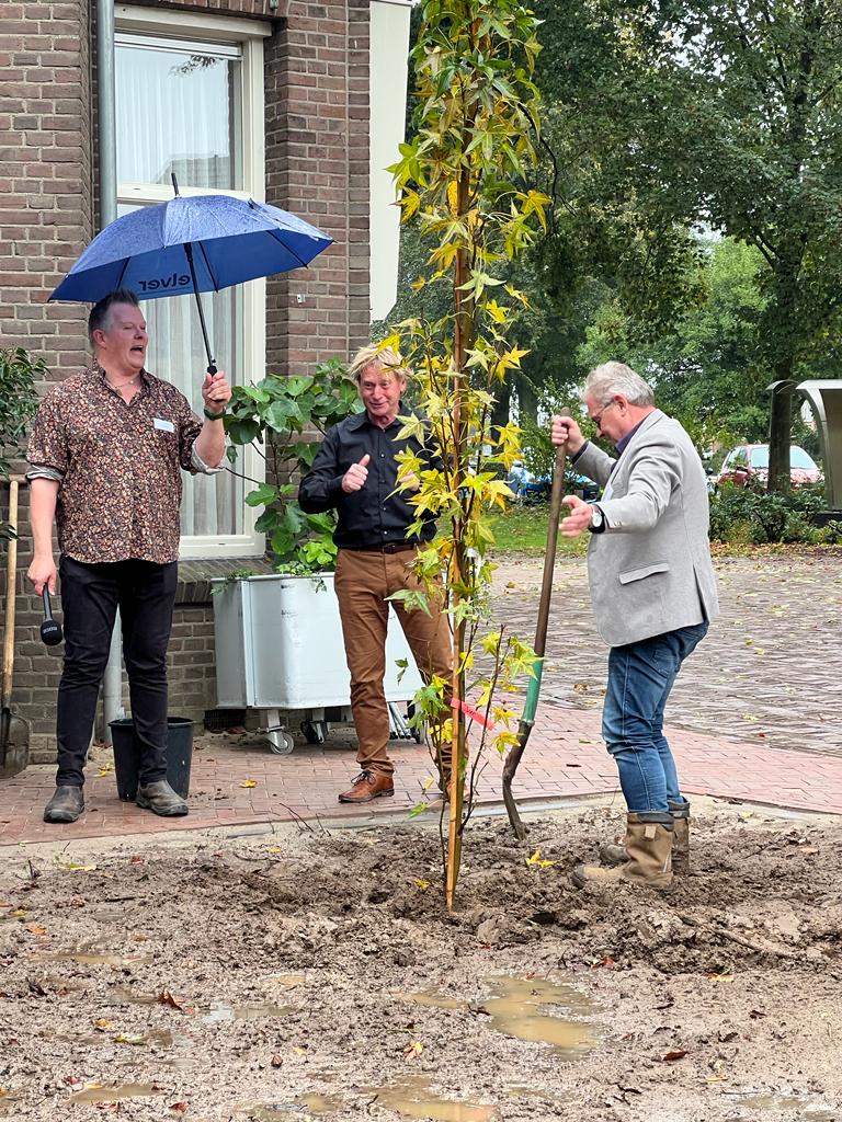 Vandaag was de officiële #opening van Hof van Heden, een unieke dagbestedingslocatie met een rijke #historie. De voormalige #kerk, met zorgvuldig behouden historische elementen, heeft een transformatie ondergaan tot een moderne #dagbestedingsplek. elver.nl/nieuws/een-nie…
#trots