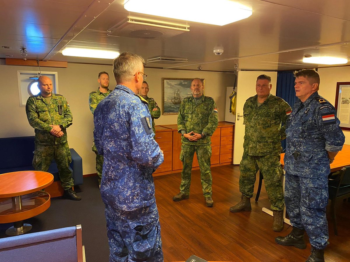 Ingevolge een eervolle diensttijd van 35 jaren wordt op 2 september 2023 een diensttijdgratificatie toegekend aan: sergeant-majoor van de mariniers algemeen S.H. Vos.

Vandaag heb ik deze persoonlijk mogen uitreiken.

Namens ons allen.

Bedankt!