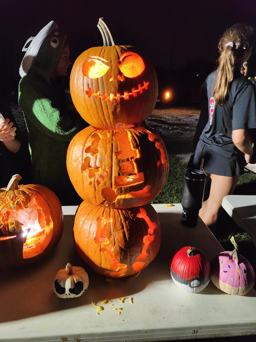 TXMagicSoftball's tweet image. Worked on a different set of skills last night at practice. 14's teamed up with the 18's for some spooky season fun. #spookyseason
#MagicMade