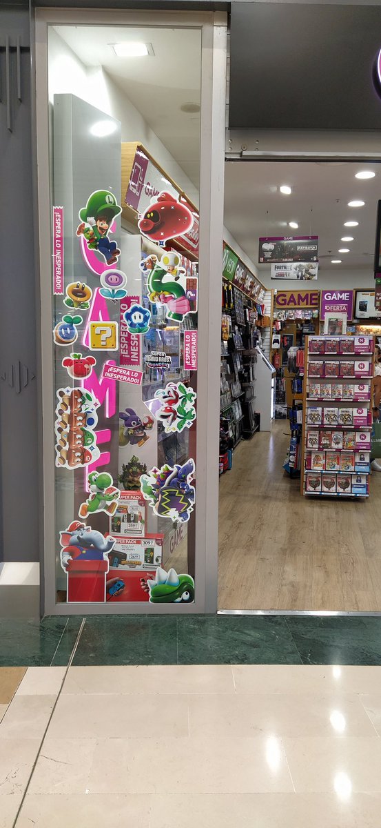 jordisocarrat's tweet photo. En Game Carcaixent 157 tenemos un escaparate pequeño pero a los clientes se les trata a lo grande  #EsperaLoInesperado  #SuperMarioBroWonderenGAME @VideojuegosGAME @NintendoES https://t.co/6HKdAy2sjn