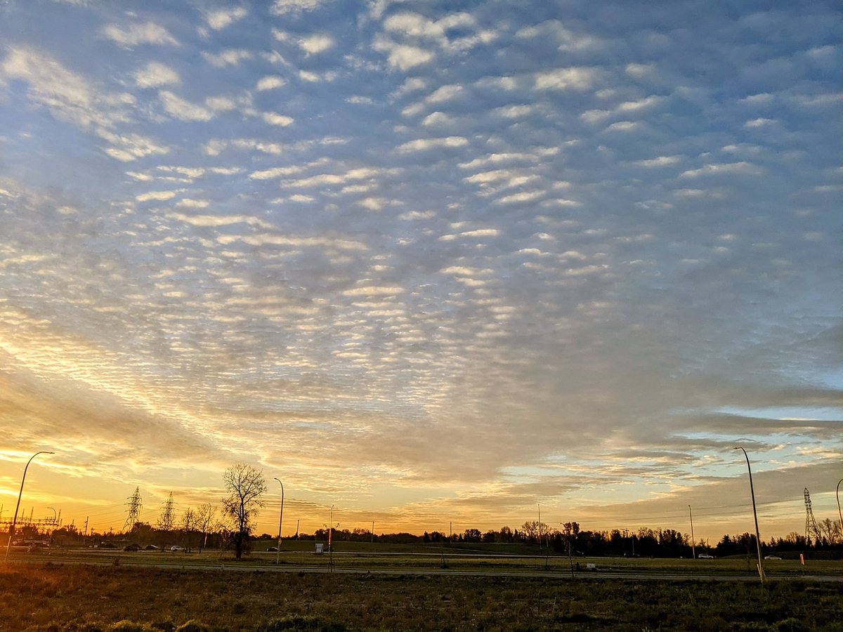 wxdog's tweet photo. Good morning #Winnipeg  !
#clouds #mbstorm https://t.co/YFByvkkZtG