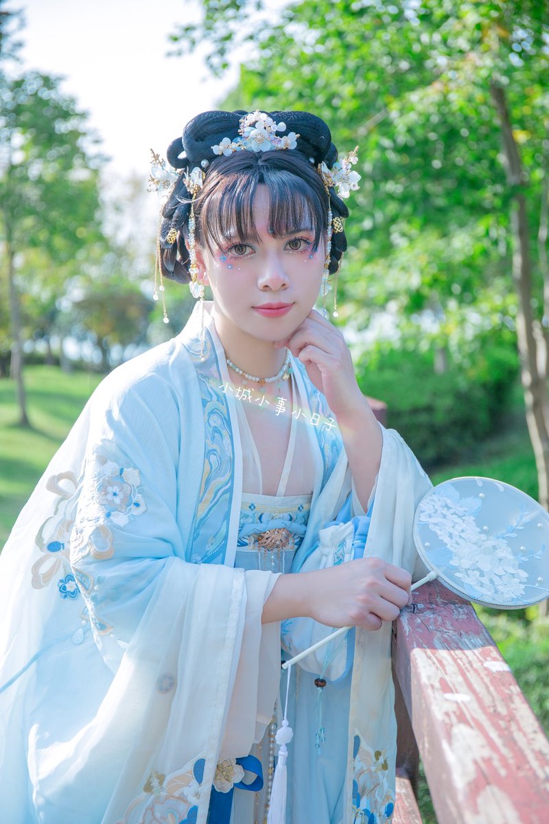 呦吼，衣服好看是好看，就是太热了🤣 #汉服 #女装 #伪娘