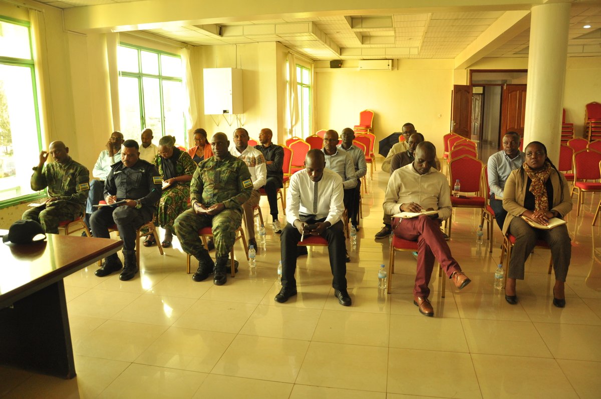 Kamonyi's tweet photo. Guverineri @RwandaSouth Mme Kayitesi Alice ayoboye ku biro by'Akarere inama y'umutekano.Abitabiriye barungurana ibitekerezo ku kubumbatira umutekano, ikemurwa ry'ibibazo bibangamiye imibereho y'abaturage,igihembwe cy'ihinga,baranaganira ku mihigo y'Akarere 2023/24 @RwandaLocalGov https://t.co/YDhDVkDQYL