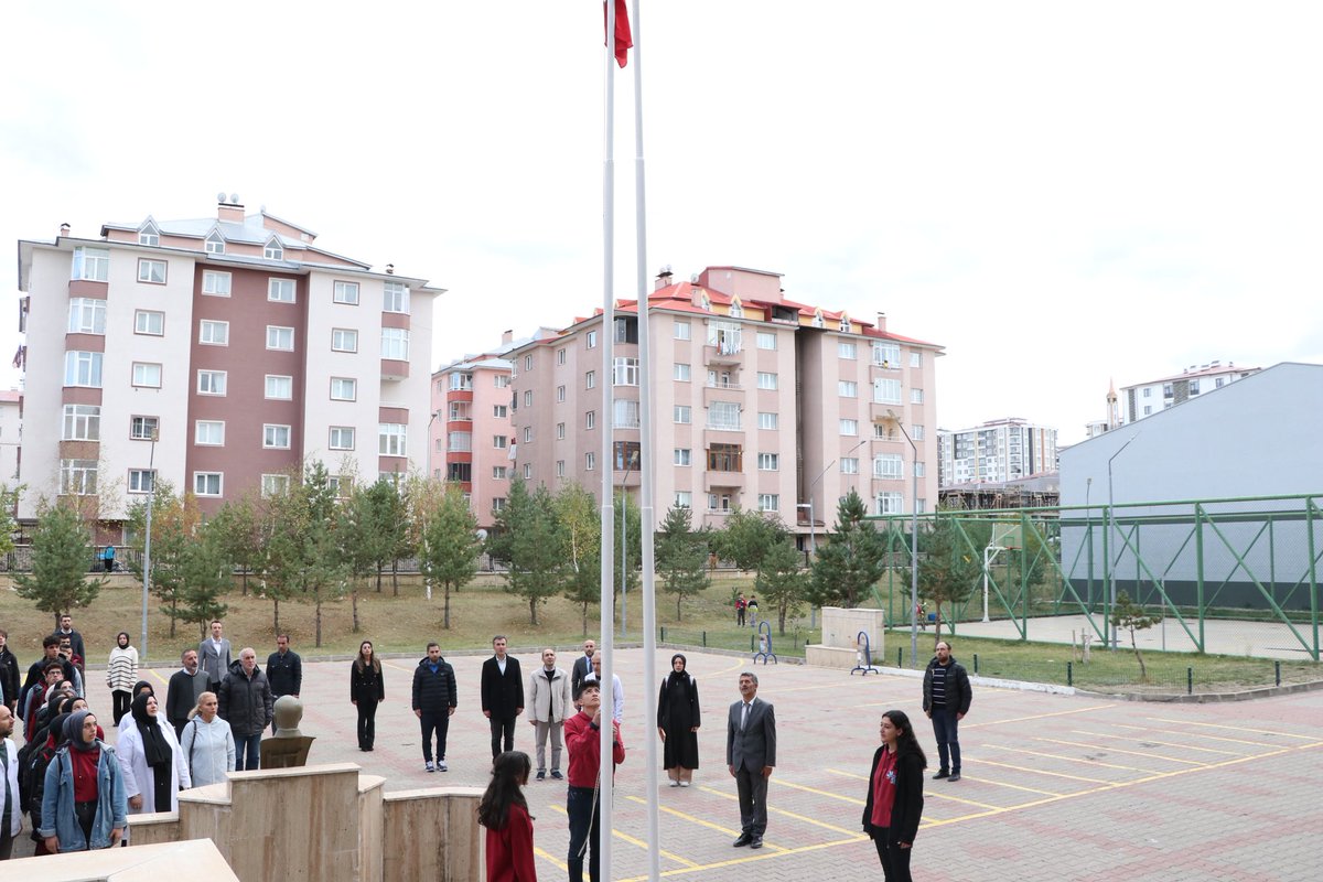 tcmeb's tweet photo. Millî Eğitim Bakanı @Yusuf__Tekin, başta çocuklar olmak üzere İsrail'in Filistin'e yönelik saldırılarında hayatını kaybedenler için Türk Telekom Palandöken Nurettin Topçu Sosyal Bilimler Lisesinde düzenlenen bayrak töreninde öğrenci ve öğretmenlerle "1 dakika"lık saygı duruşunda bulundu.

📍Erzurum

👉https://t.co/cl663te0iU