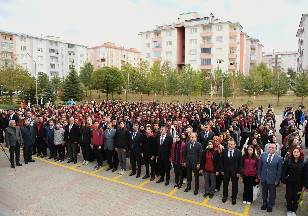 tcmeb's tweet photo. Millî Eğitim Bakanı @Yusuf__Tekin, başta çocuklar olmak üzere İsrail'in Filistin'e yönelik saldırılarında hayatını kaybedenler için Türk Telekom Palandöken Nurettin Topçu Sosyal Bilimler Lisesinde düzenlenen bayrak töreninde öğrenci ve öğretmenlerle "1 dakika"lık saygı duruşunda bulundu.

📍Erzurum

👉https://t.co/cl663te0iU