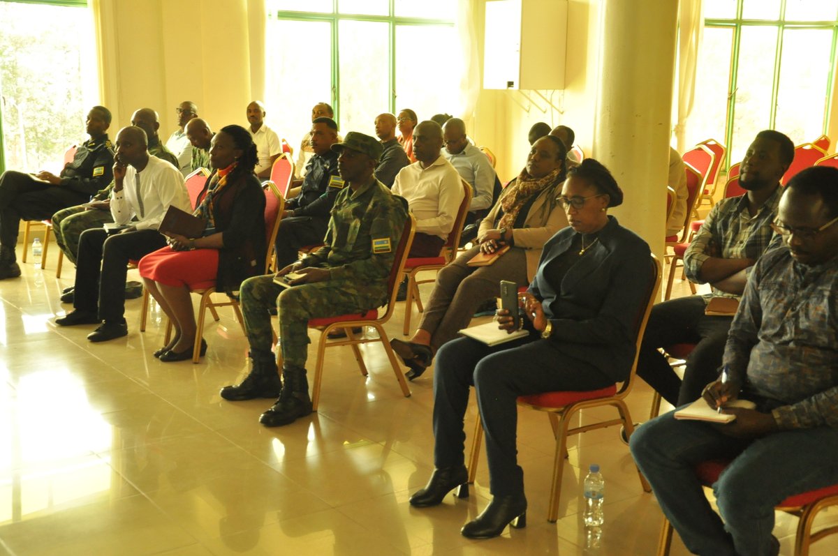 Kamonyi's tweet photo. Guverineri @RwandaSouth Mme Kayitesi Alice ayoboye ku biro by'Akarere inama y'umutekano.Abitabiriye barungurana ibitekerezo ku kubumbatira umutekano, ikemurwa ry'ibibazo bibangamiye imibereho y'abaturage,igihembwe cy'ihinga,baranaganira ku mihigo y'Akarere 2023/24 @RwandaLocalGov https://t.co/YDhDVkDQYL