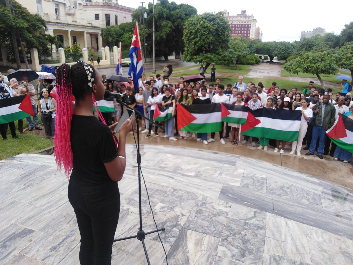 #EnDesarrollo Tribuna abierta en condena del #PalestineGenocide. Comienzan los oradores del acto en denuncia al #PalestinianGenocide. El @ISRICuba, @CubaMINREX con los jóvenes al frente denuncian el genocidio. #FreePalestine #PalestinaLibre @IsriUjc, @FEUdeISRI, @UjcMinrex