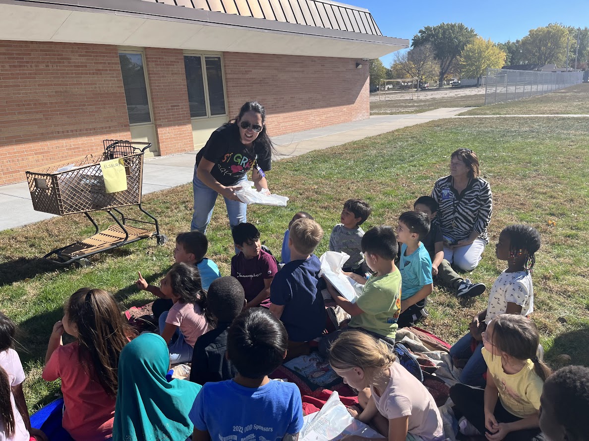NewellGI's tweet photo. We had a blast at our book celebration yesterday! Thanks to your support, all our students have new books to read! #KnightsofNewell https://t.co/fFmFAC9S4R