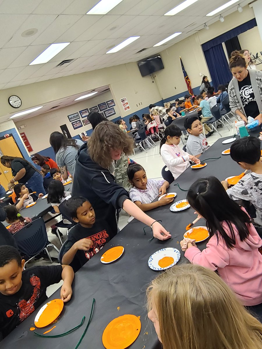 I was able to witness the partnership between <a href="/NISDLockeHill/">Locke Hill ES</a> and <a href="/NISDClark/">Tom C. Clark HS</a> students. The Clark student interns assisted with the PK-2 attendance incentive. <a href="/MsDeHoyosNISD/">Melissa De Hoyos</a> <a href="/TraciContreras_/">Traci Contreras</a> #ThankAPrincipal