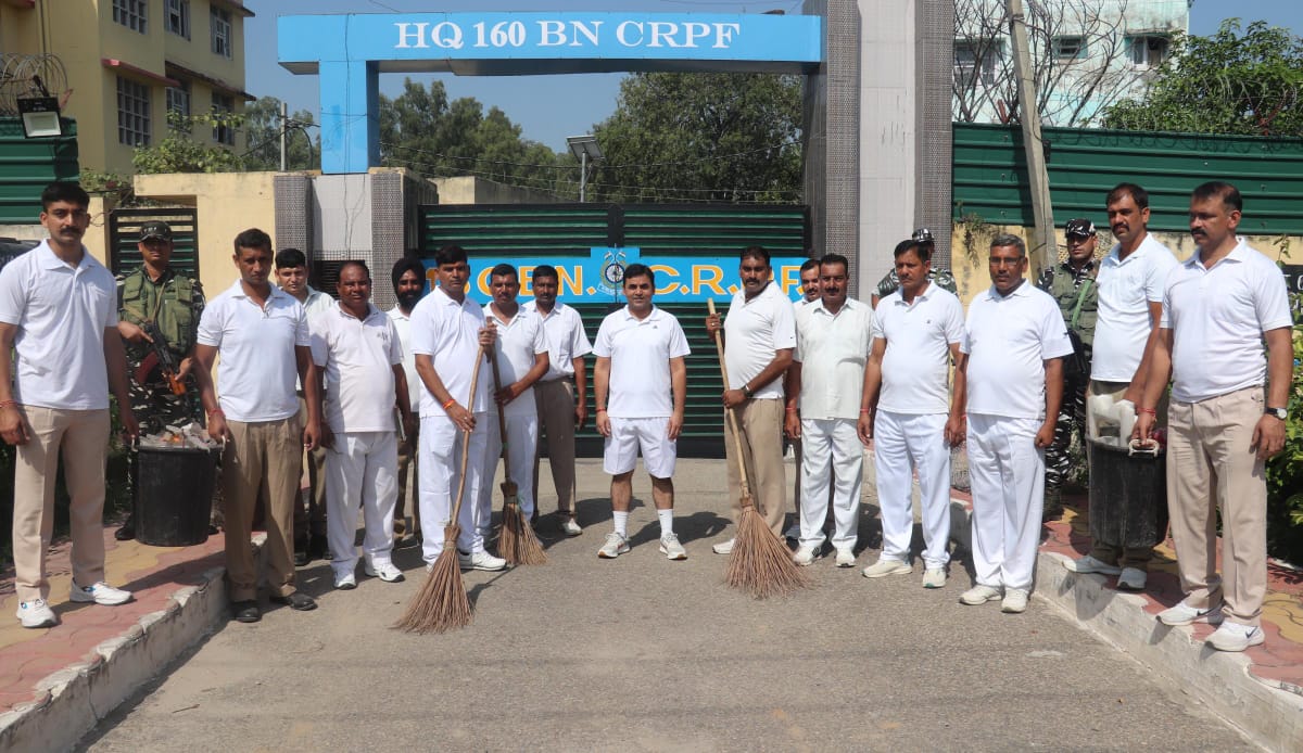 160BNCRPF's tweet photo. Cleanliness Drive Carried Out  at HQ 160BN CRPF ,Chatha ,Jammu .
#SpecialCampaign3 #SwachhataHiSeva @PMOIndia @HMOIndia @PIBHomeAffairs @crpfindia @WSCRPF2016 @jammusector . https://t.co/xamoG7KNln
