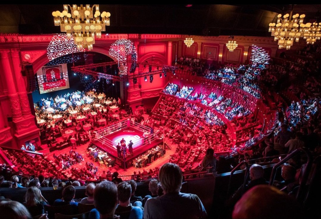 BoxingMCRay's tweet photo. ✅ ️𝗜 ♥️ 𝗠𝗬 𝗝𝗢𝗕 ✅️ Veel mooier worden mijn werkplekken niet. Wat een foto! I ♥️ my job!

#ShowTime #Entertainment #ShowBusiness #BenBrilMemorial #KoninklijkTheaterCarré #TheaterCarré #RingAnnouncer #BoxingMC #Boxing #Ready2Rumble #ShowBizz #Show https://t.co/BbT3EIUIwI