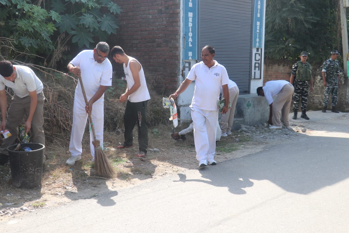 Cleanliness Drive Carried Out  at HQ 160BN CRPF ,Chatha ,Jammu .
#SpecialCampaign3 #SwachhataHiSeva <a href="/PMOIndia/">PMO India</a> <a href="/HMOIndia/">गृहमंत्री कार्यालय, HMO India</a> <a href="/PIBHomeAffairs/">PIB - Ministry of Home Affairs</a> <a href="/crpfindia/">🇮🇳CRPF🇮🇳</a> <a href="/WSCRPF2016/">WESTERN SECTOR CRPF</a> <a href="/jammusector/">jammu sector crpf</a> .