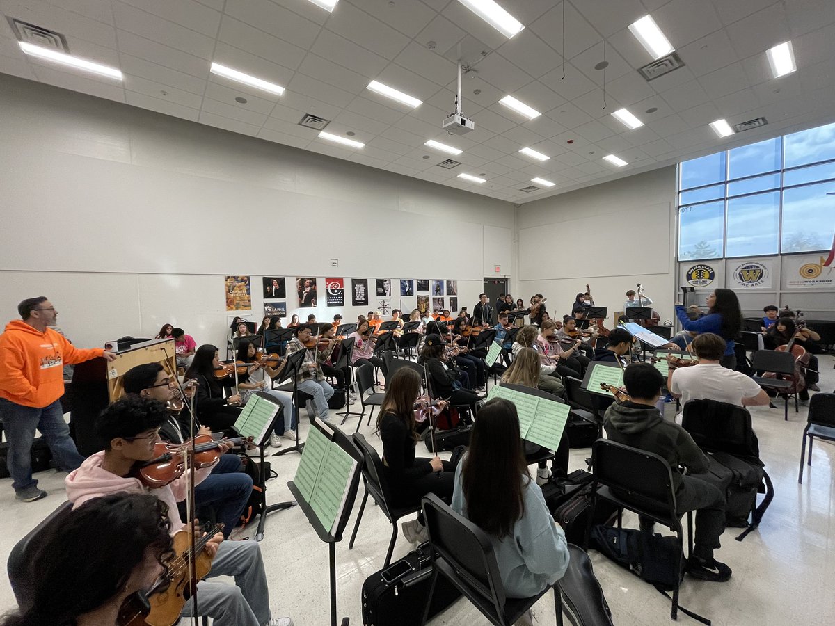 hubbardbradford's tweet image. This collab! Guest composer, two of his wicked talented musician friends, playing along with the @Wheeling_Cats Mariachi, orchestra, band, AND choir. What an experience for our students! Moving and inspirational to witness. #justanotherwednesday #TheWheelingWay #makeitmatter