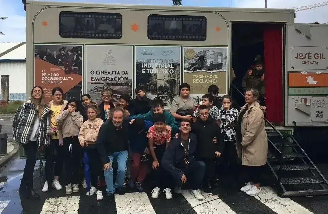 Hoxe os alumnos e alumnas de Marin viviron unha experiencia de máis de 100 anos, como a que viviron os seus devanceiros cando José Gil veo no Cinemóbil2 a proxectar os mesmos filmes
<a href="/ieschandomonte/">IES Chan do Monte</a> #ceipdalaxe #seisannarciso