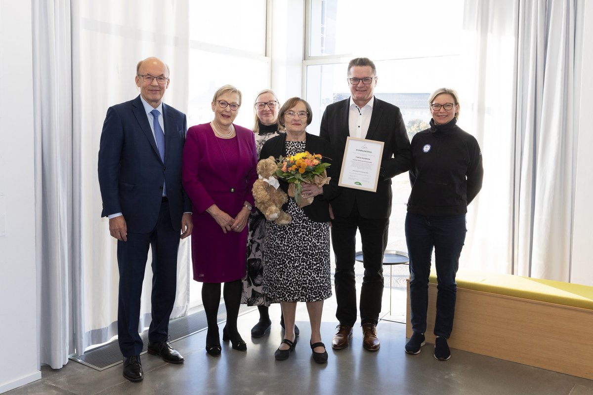 Onnittelemme olympiaurheilija Wilma Murron isoäitiä Tarja Murtoa Vuoden isovanhempi -tunnustuksesta! Tunnustuksen myöntää <a href="/Valli_ry/">VALLI</a>: 
🗨️ "Hän on esimerkki tiennäyttäjästä isovanhempana, joka tukee nuorta sukupolvea urheilussa ja liikunnassa." ⤵️ 

olympiakomitea.fi/2023/10/20/vuo…