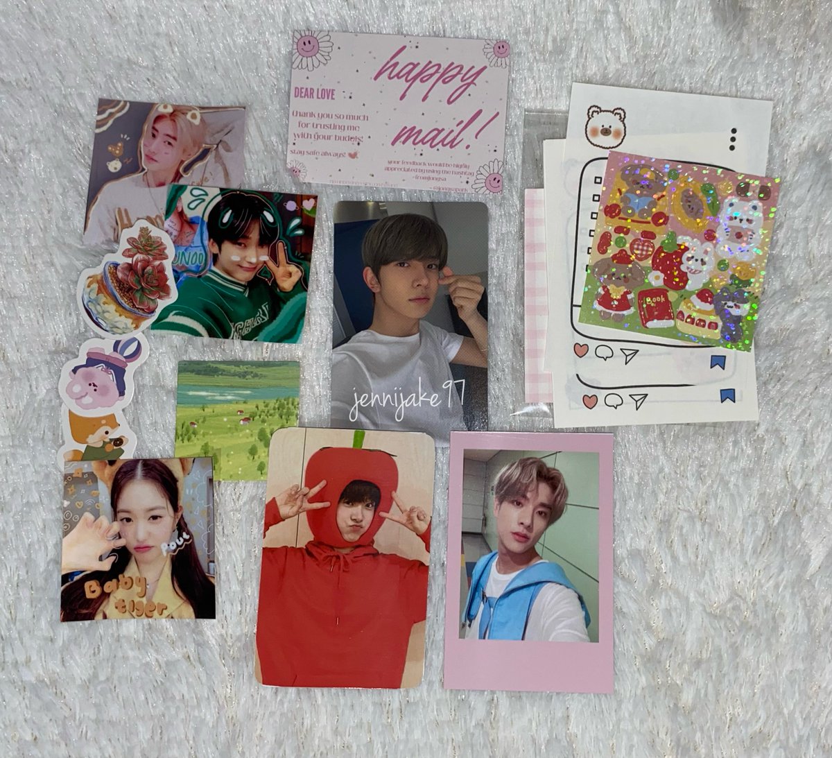 jennijake97's tweet photo. #JenNiJakeMails ๐ฌ received with ๐ฉท.
Thank you saur much @jongsapark ๐ซถ, Heeseung is finally home ๐คฉ. Safe ang packaging and ang cutie rin ng mga freebies ๐.
#fromjongsa https://t.co/JqjmC2efVK
