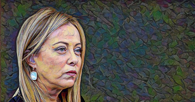 dariodangelo91's tweet photo. Poche cose nella vita contano come lo stile.

Se Giorgia #Meloni ha deciso di rendere nota la fine della sua relazione, è perché le uscite di Andrea #Giambruno sono divenute nell’arco dei mesi così gravi da costituire fonte d’imbarazzo, trasformandosi da questioni familiari in grattacapi di natura politica.

Ma il post con cui il premier ufficializza oggi il termine della sua storia d’amore segna pure un confine invalicabile tra sfera pubblica e privata.

Non c’è battuta sulla pesca Esselunga che tenga, difesa della famiglia tradizionale da rievocare: qualunque sia il vostro orientamento politico, comunque la pensiate sul suo conto, quello tra Meloni e Giambruno non è affare che vi – che ci- riguarda. Non più.

Perché alle gravi volgarità ascoltate nei fuorionda di Striscia è ora sbagliato sommare lo sciacallaggio, la danza allegra di chi è solito cibarsi delle altrui disgrazie, l’esegesi di dinamiche che oscillano tra il complotto politico e il pettegolezzo di condominio.

Non fosse abbastanza per convincervi il rispetto dovuto ai due protagonisti adulti della vicenda, occorrerrebbe fermarsi a riflettere sul dolore che prima o poi – in qualche forma – una bambina rischierà di provare per l’epilogo e i contorni di una storia che coinvolge – e travolge – i suoi genitori.

Dovrebbe valere più del gusto di un’ironia facile, dell’ebbrezza di un like.

Quella s’esaurisce in fretta, la miseria umana dura di più.