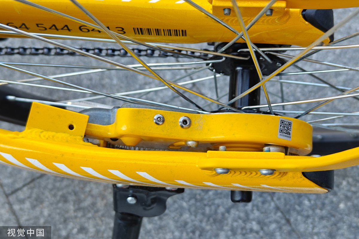ShanghaiEye's tweet photo. Local riders now can find "unlocked" shared bicycles on the streets of #Shanghai, which allow them to borrow and lock the bikes through a mobile app instead of using a physical lock. Recently, shared bike providers #Meituan and #Hellobike placed batches of bikes without physical locks on local streets. The new Meituan shared bicycles are easy to identify for their yellow baskets, while the old version has a black basket.