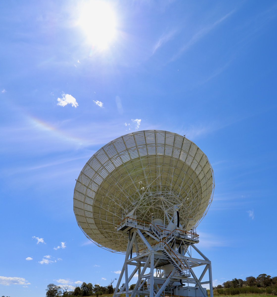 CanberraDSN's tweet photo. Spectacular skies over our deep space antennas today.
#SunHalos and #sundogs ☀️🌈 https://t.co/h9Ttyijzk3