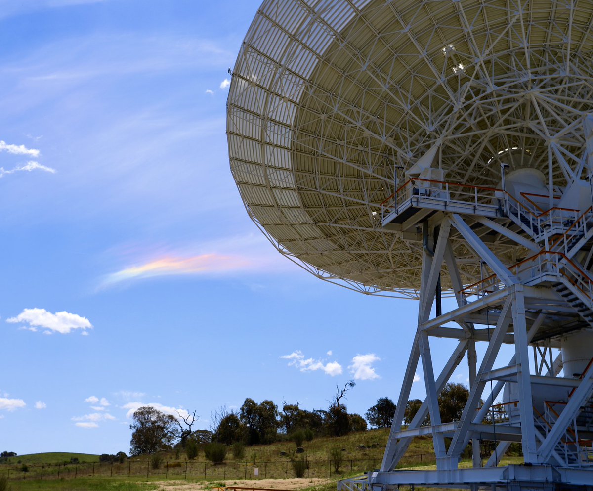 CanberraDSN's tweet photo. Spectacular skies over our deep space antennas today.
#SunHalos and #sundogs ☀️🌈 https://t.co/h9Ttyijzk3