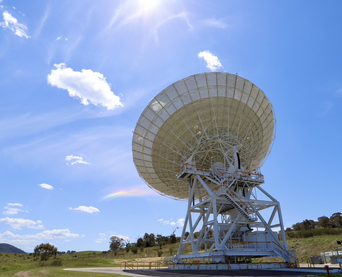 CanberraDSN's tweet photo. Spectacular skies over our deep space antennas today.
#SunHalos and #sundogs ☀️🌈 https://t.co/h9Ttyijzk3