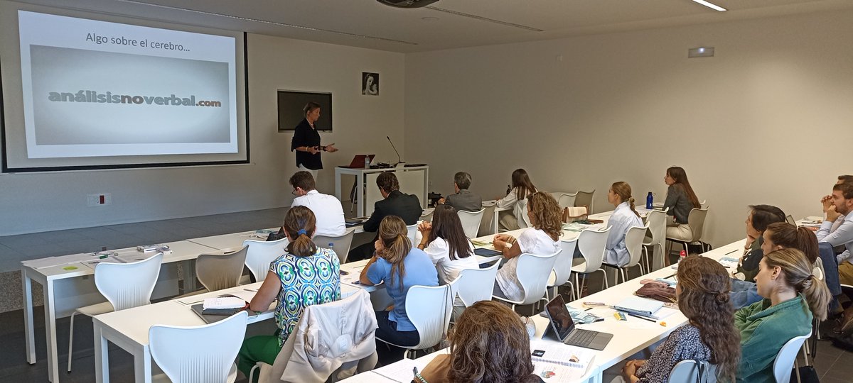 El 11 de octubre, Susana García Mangas, impartió un curso sobre #emociones dirigido a #docentes del Grupo Educativo COAS. Con esta formación reforzamos nuestra apuesta por educar desde el corazón e implementar la #inteligenciaemocional desde infantil. #colegioalcaste #gecoas