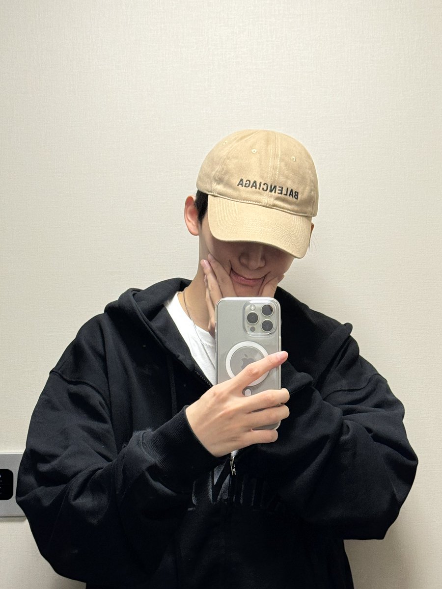 CRAVITY_twt's tweet photo. 오늘의 거울셀카🪞
#정모 #러비티 #크래비티 https://t.co/suFnaPq8NQ