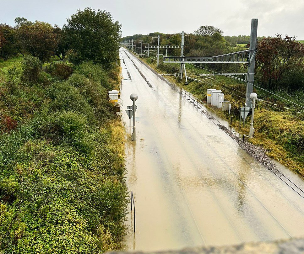 Flooding in the Royal Wootton Bassett area has forced the closure of all lines between Bristol Temple Meads via Bath and Swindon, and Bristol Parkway/South Wales and Swindon is also closed. 📷 @GWRHelp