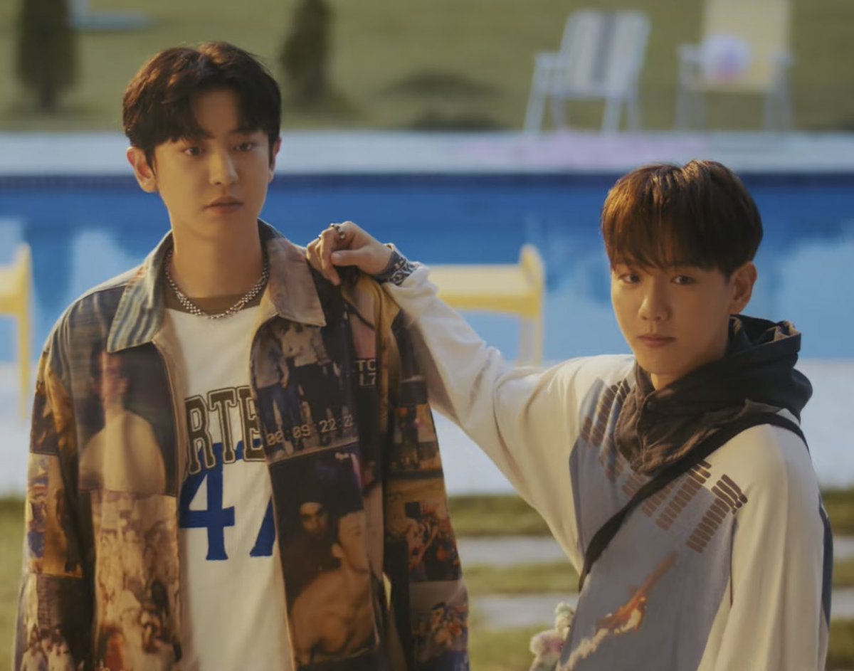 cbforu's tweet image. The way Baekhyun becomes so small next to Chanyeol 🥺